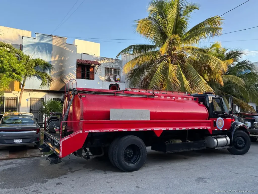 Rescatan a familia atrapada en incendio en Cancún; cuatro fueron llevados al hospital
