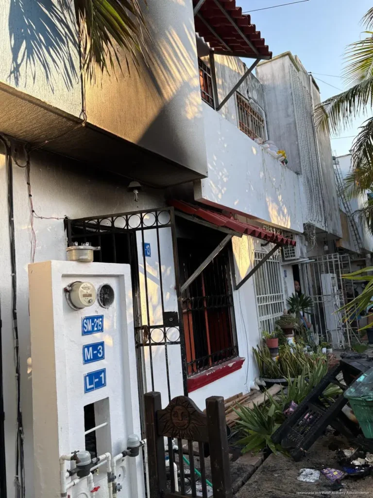Rescatan a familia atrapada en incendio en Cancún; cuatro fueron llevados al hospital