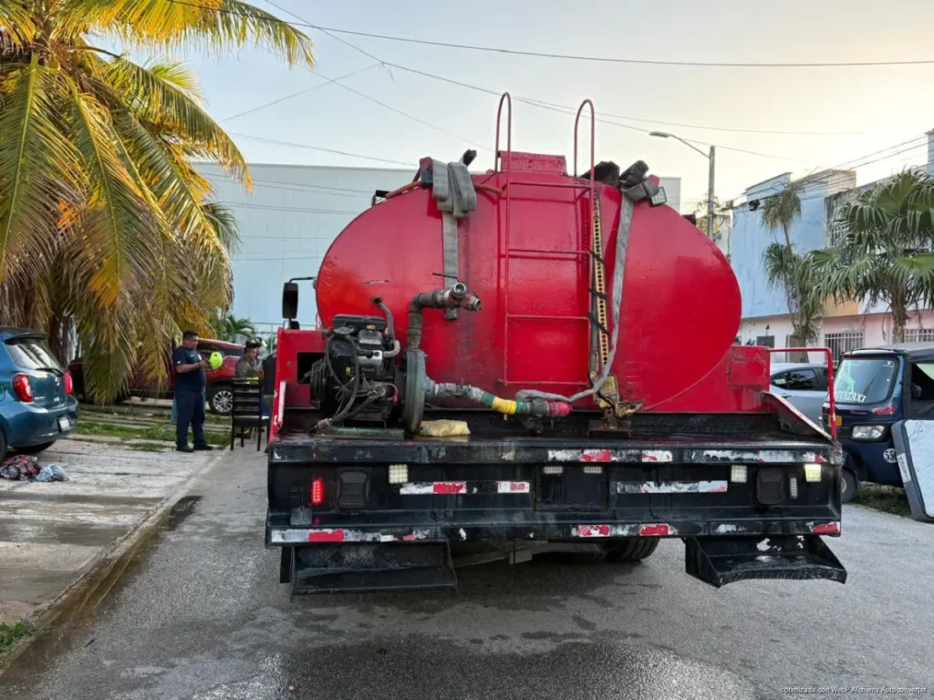 Rescatan a familia atrapada en incendio en Cancún; cuatro fueron llevados al hospital