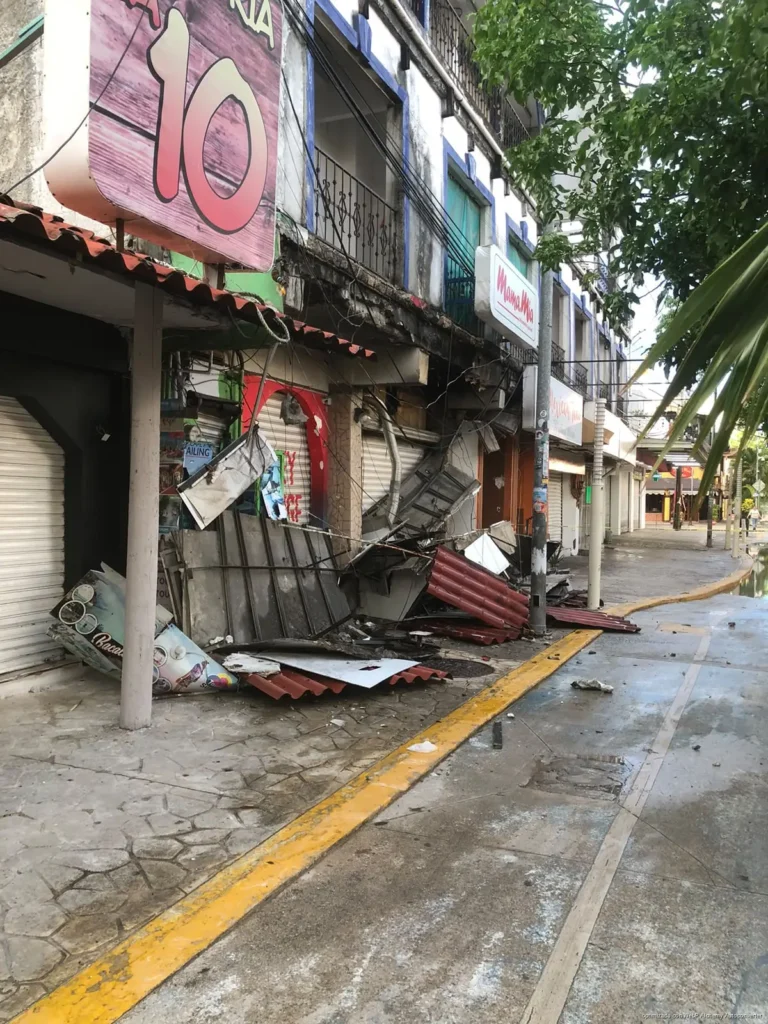 Se desploman techos de hotel abandonado cerca de la Quinta Avenida en Playa del Carmen