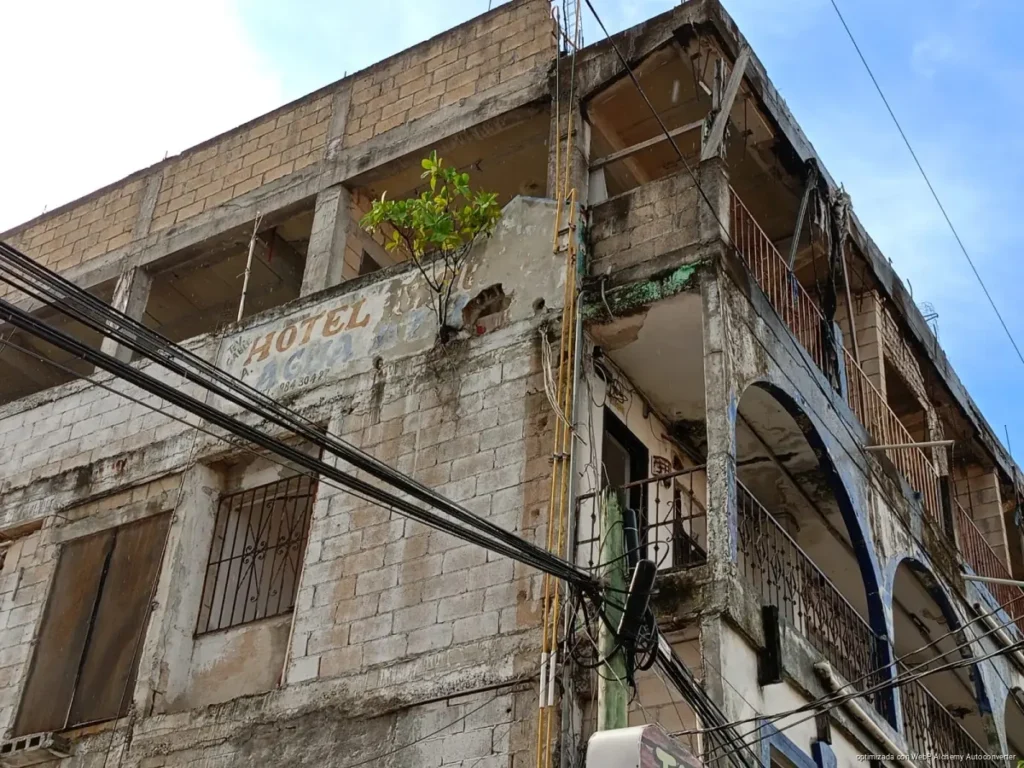 Se desploman techos de hotel abandonado cerca de la Quinta Avenida en Playa del Carmen