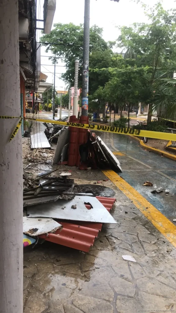Se desploman techos de hotel abandonado cerca de la Quinta Avenida en Playa del Carmen