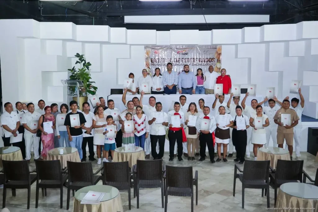 Entregan certificados escolares y becas a trabajadores de Tulum Entregan certificados escolares y becas a trabajadores de Tulum