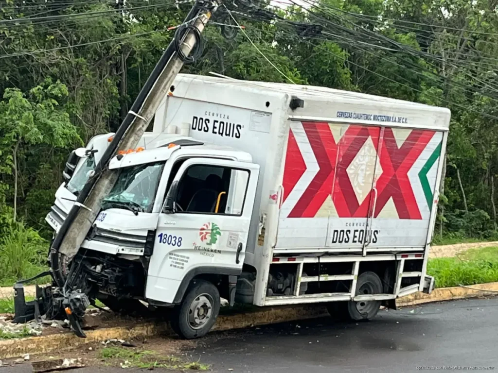 Camión de carga causa apagón en Cancún tras impactar un poste y derribar un árbol