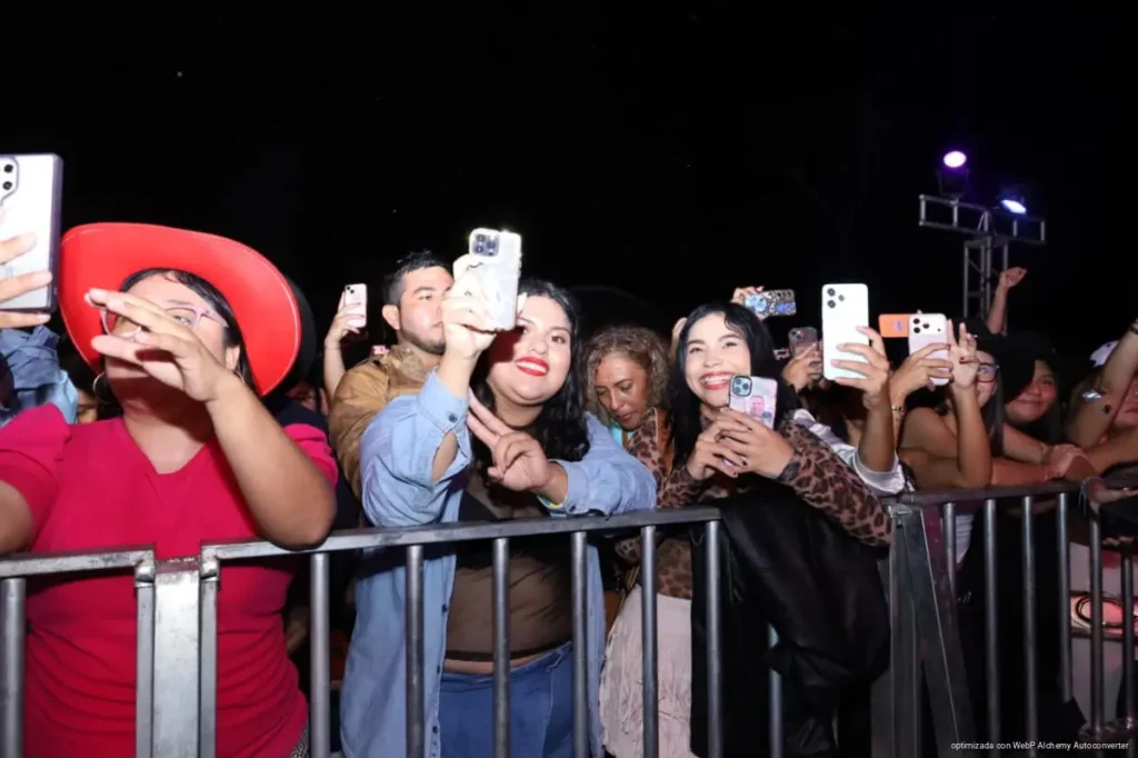 El Komander reúne a 10 mil personas en la Expofer 2026