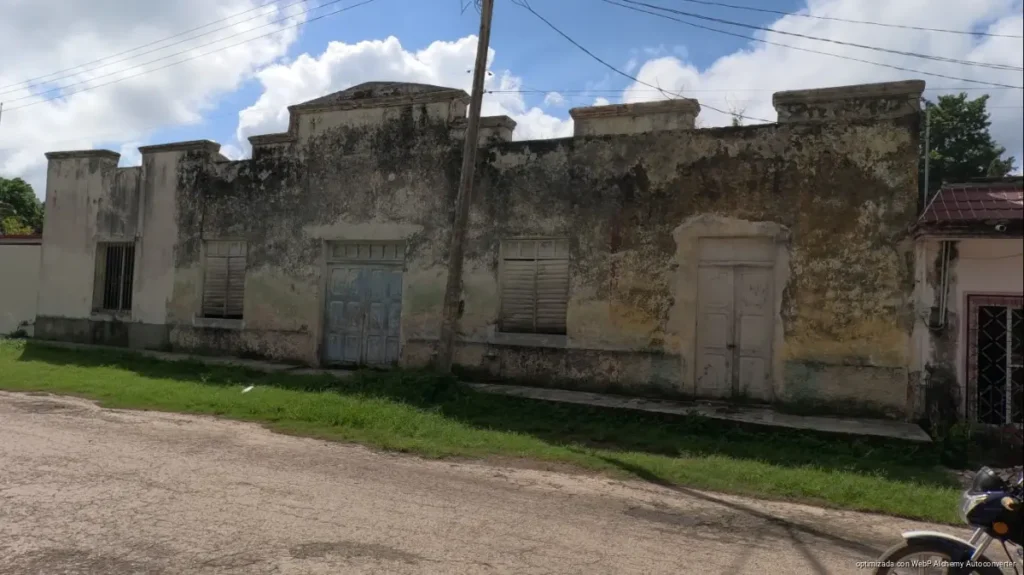 Edificio antiguo de Dziuché se deteriora y abre debate sobre su recuperación