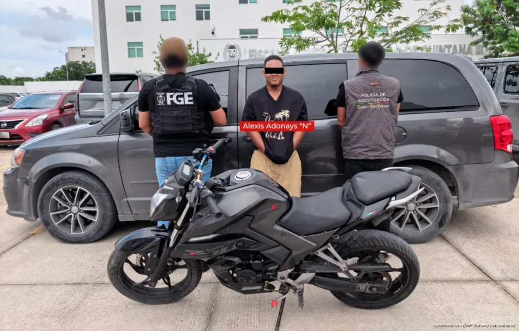 Detienen a hombre cuando descargaba una motocicleta robada en Cancún