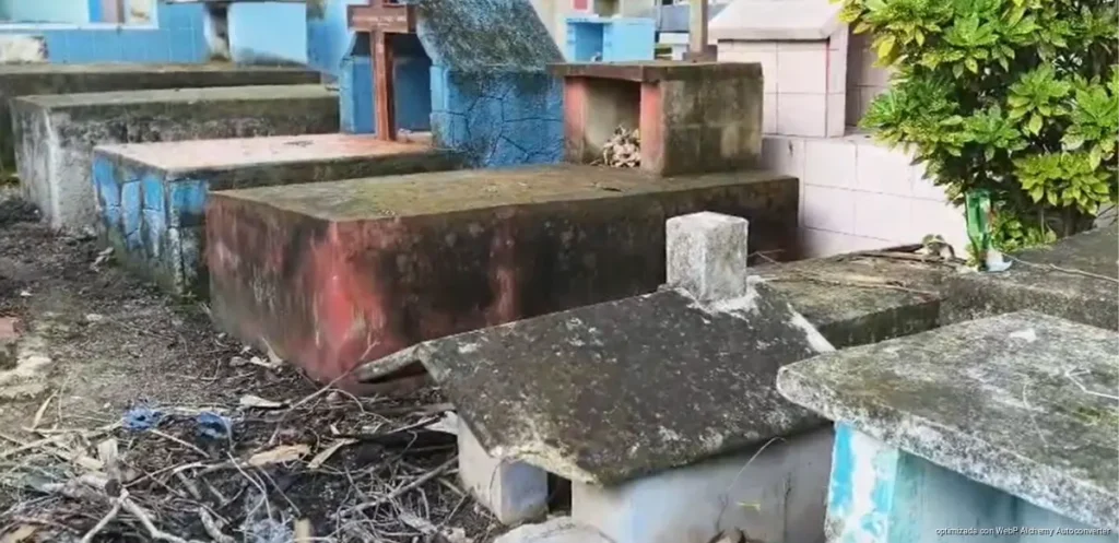 Restos humanos expuestos evidencian abandono de tumbas en panteón de José María Morelos
