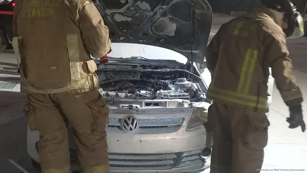 Incendio de automóvil moviliza a bomberos cerca de Chedraui Rancho Viejo en Cancún