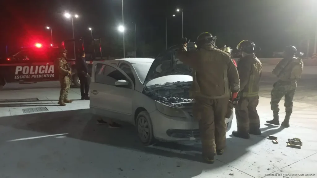 Incendio de automóvil moviliza a bomberos cerca de Chedraui Rancho Viejo en Cancún
