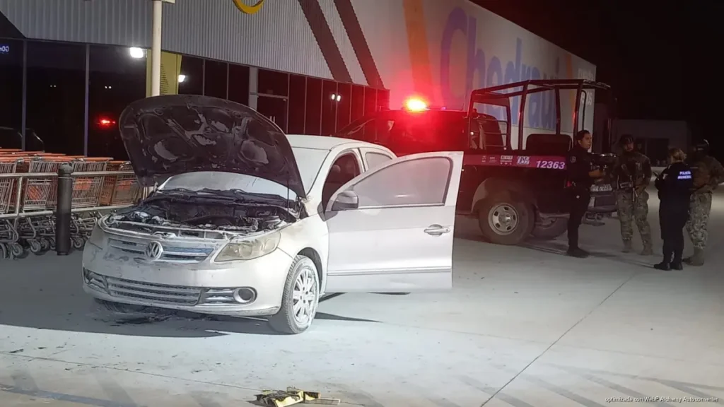 Incendio de automóvil moviliza a bomberos cerca de Chedraui Rancho Viejo en Cancún