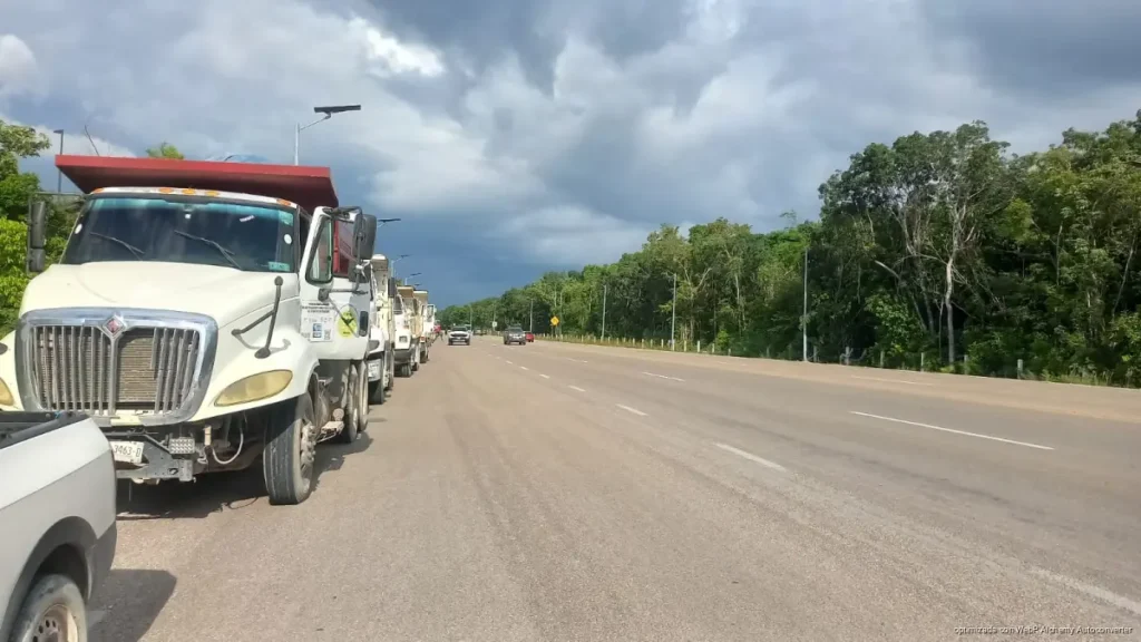 Ante altos costos de operación, volqueteros del Tren Maya exigen 120 mil pesos por 200 horas