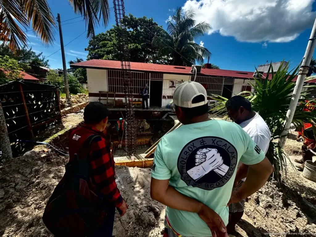 El domo escolar en Xcalak genera dudas por agua en el terreno y el IFEQROO descarta riesgos estructurales tras informar a padres de familia.