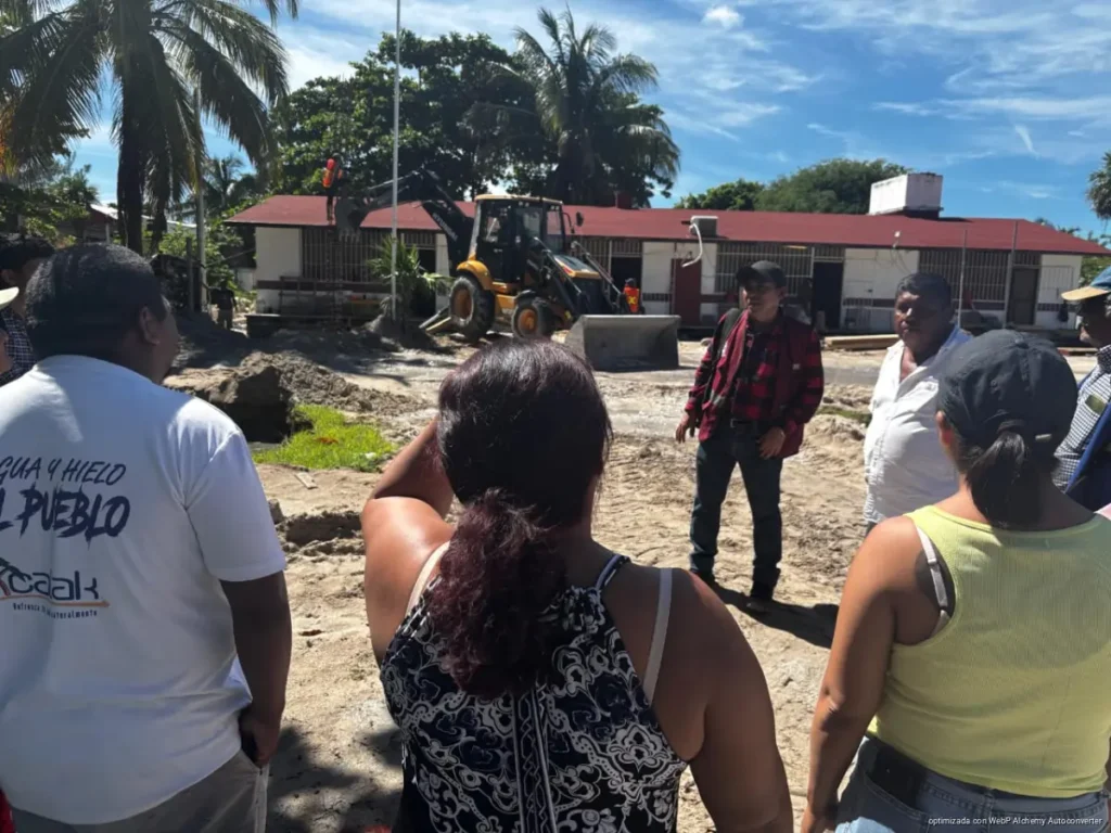 El domo escolar en Xcalak genera dudas por agua en el terreno y el IFEQROO descarta riesgos estructurales tras informar a padres de familia.