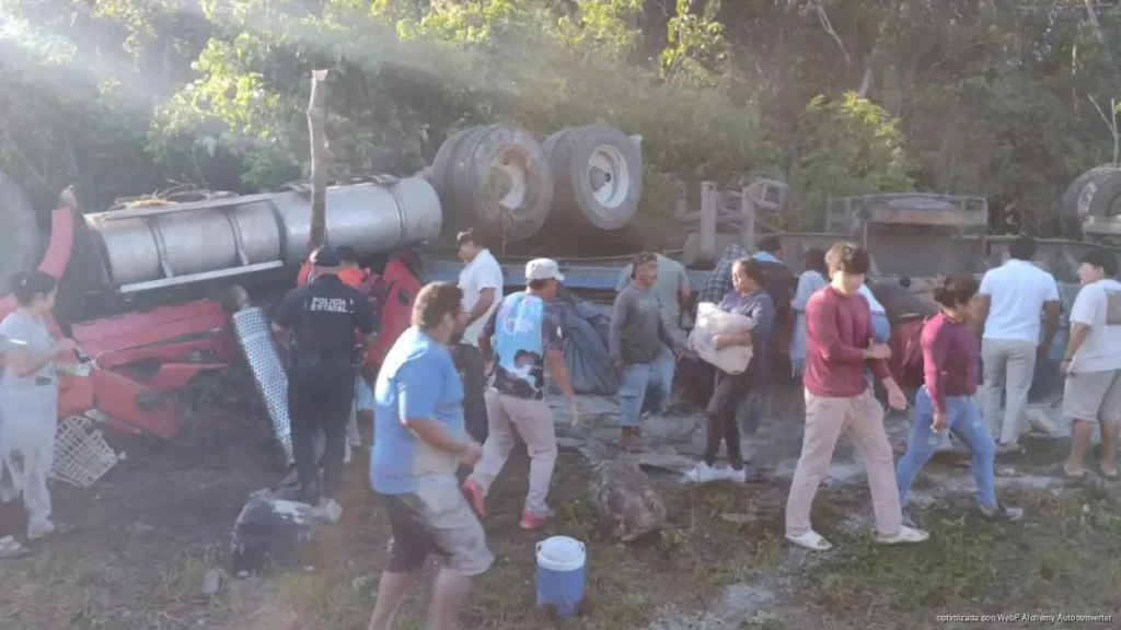 Tráiler vuelca cerca de Nicolás Bravo, habitantes se llevan mercancía