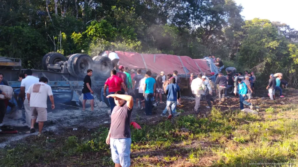 Tráiler vuelca cerca de Nicolás Bravo, habitantes se llevan mercancía Tráiler vuelca cerca de Nicolás Bravo, habitantes se llevan mercancía