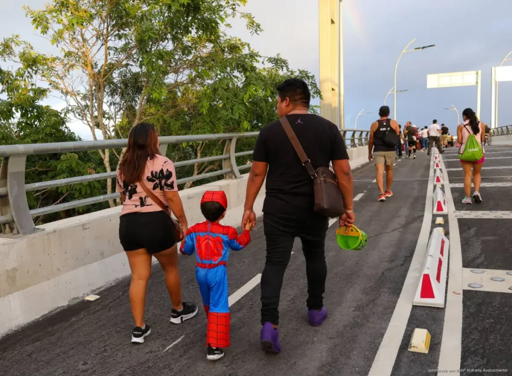 Puente Nichupté reunió a familias en celebración de Halloween pese a la lluvia