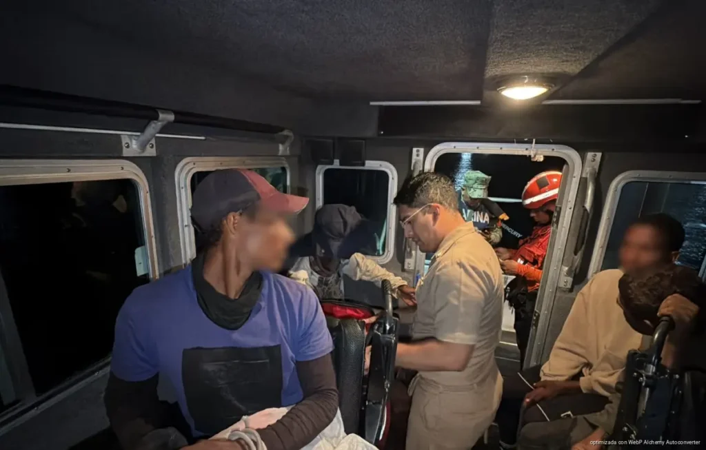 Frente a Isla Mujeres, rescatan a 10 hombres a la deriva, uno de ellos presentaba deshidratación