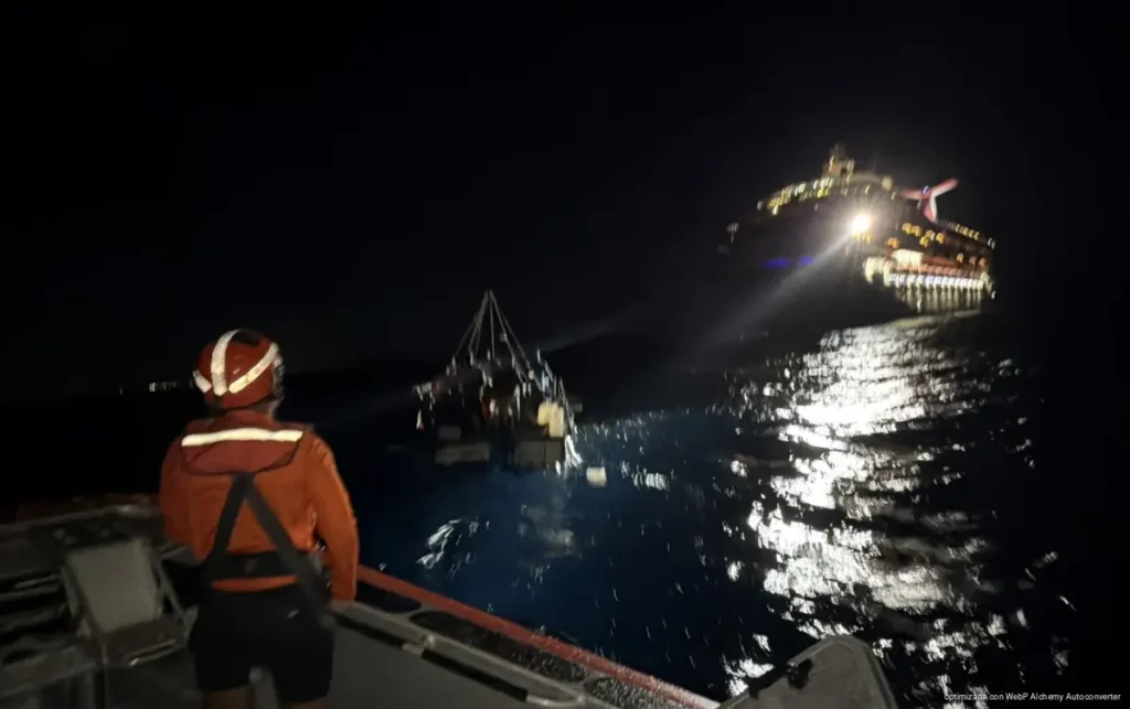 Frente a Isla Mujeres, rescatan a 10 hombres a la deriva, uno de ellos presentaba deshidratación