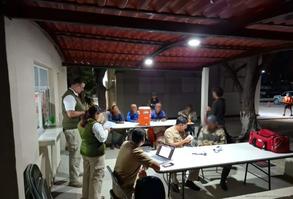 Frente a Isla Mujeres, rescatan a 10 hombres a la deriva, uno de ellos presentaba deshidratación