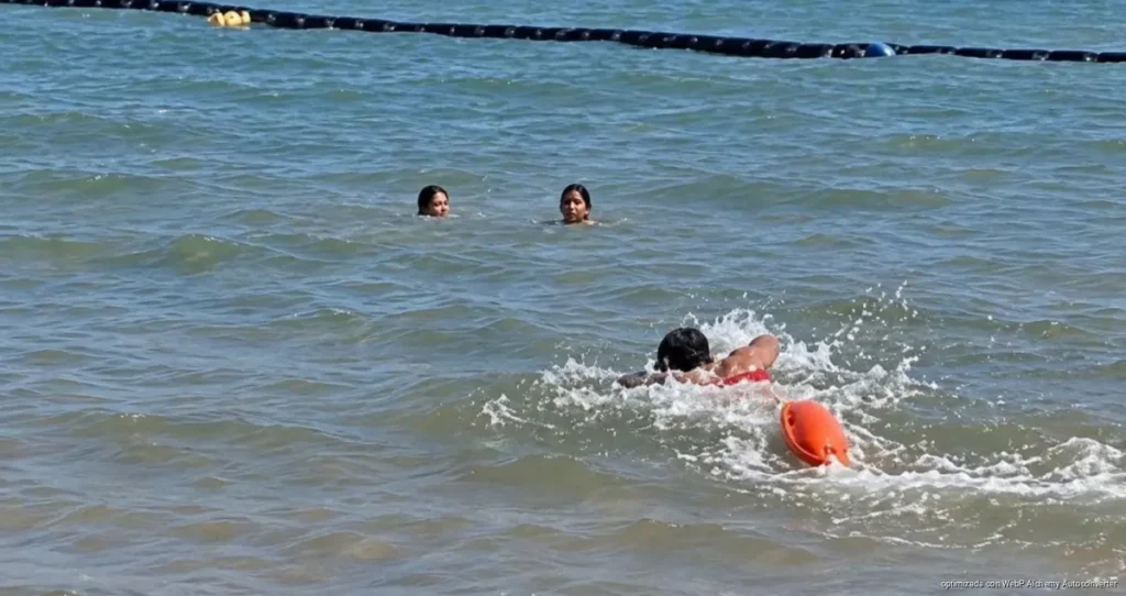 Playa del Carmen refuerza vigilancia en playas tras persistencia de bañistas que ignoran bandera roja