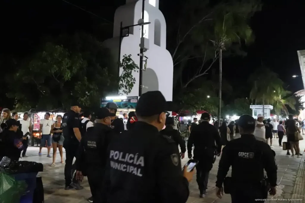Quinta Avenida de Playa del Carmen contará con 100 policías turísticos para reforzar la vigilancia Quinta Avenida de Playa del Carmen contará con 100 policías turísticos para reforzar la vigilancia