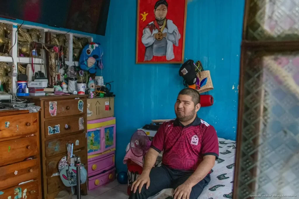 Joven paratleta de Cozumel enseña Braille y ayuda a personas con discapacidad visual
