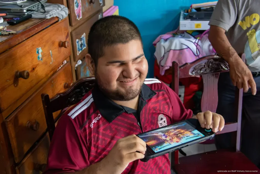 Joven paratleta de Cozumel enseña Braille y ayuda a personas con discapacidad visual
