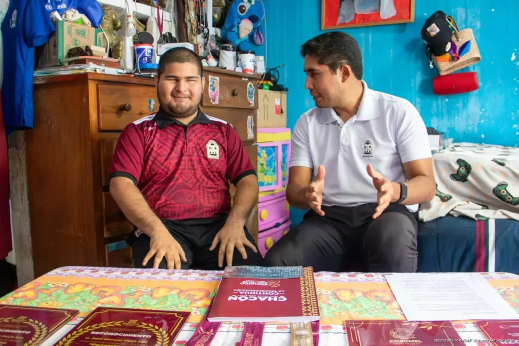 Joven paratleta de Cozumel enseña Braille y ayuda a personas con discapacidad visual