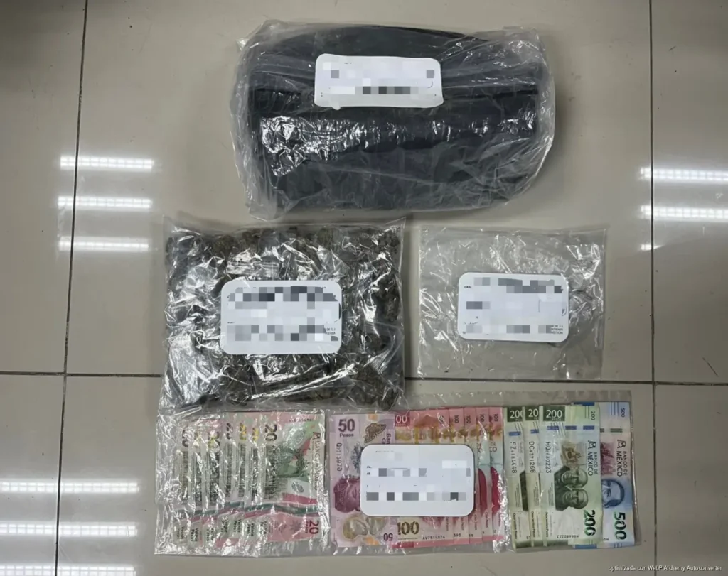 Detienen a hombre con 62 bolsitas de presuntas drogas en Cancún